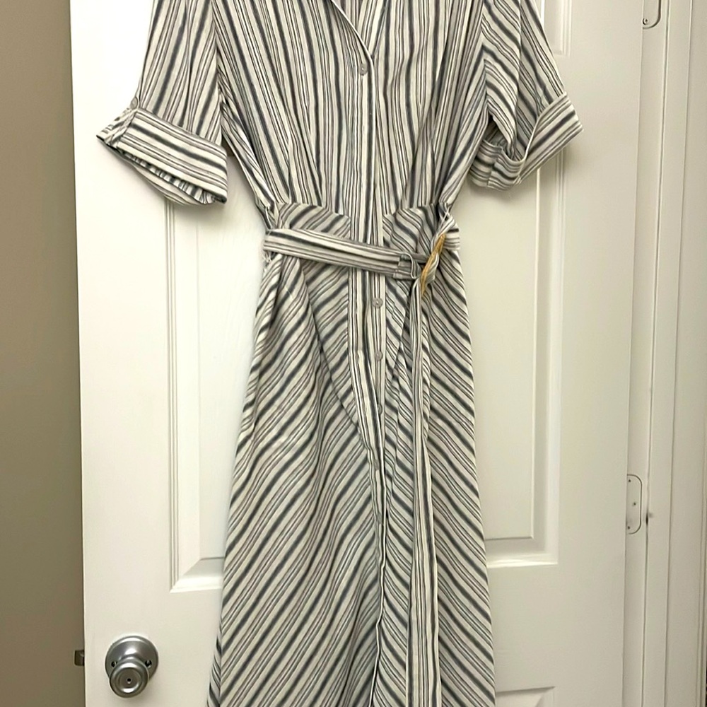 Tahari size S blue and white dress